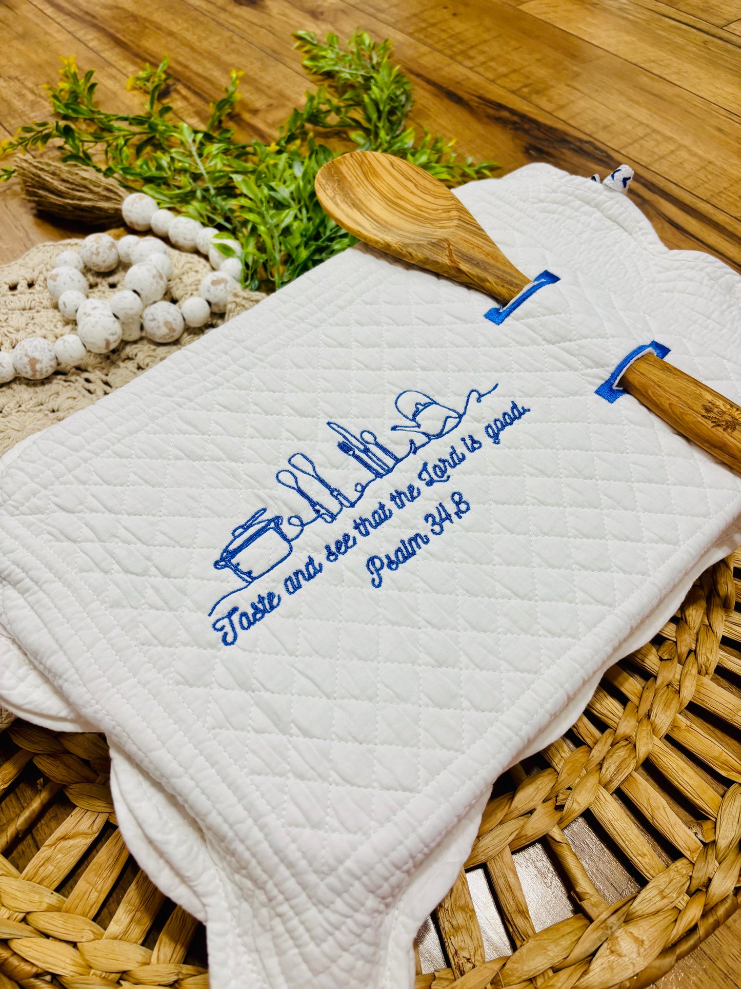 Custom Quilted Casserole Dish Holder - White (Taste and see that the Lord is good)
